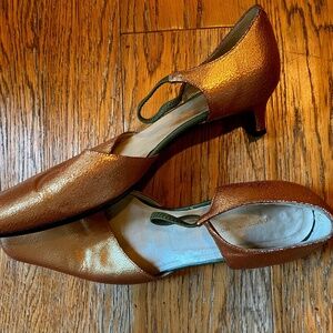 Gold pointed toe - low heeled dress shoes with green strap shiny fun size 7